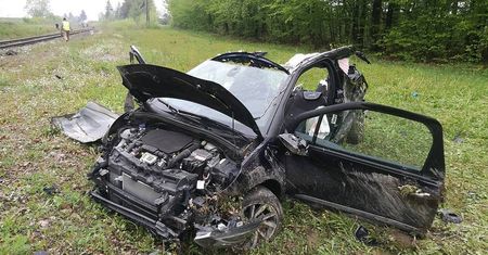 Wypadek w Leśniczówce. Kierująca samochodem wjechała pod pociąg (zdjęcia)