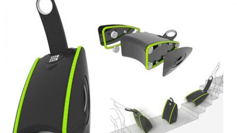 Wspinająca się po schodach walizka 1