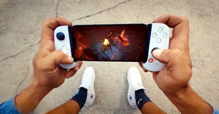 Smartfon z Androidem jako przenośne PlayStation. Oficjalny pad wreszcie do kupienia
