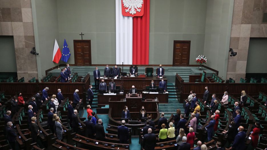 56 posłów i trzech senatorów zasiada w rządzie PiS