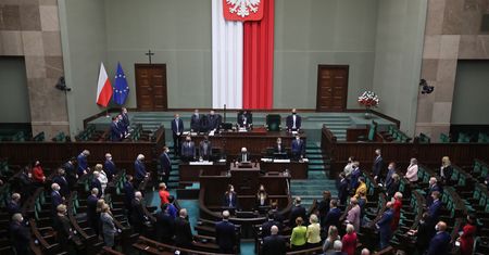 "Rzeczpospolita": Posłowie PiS dorabiają na posadach w rządzie