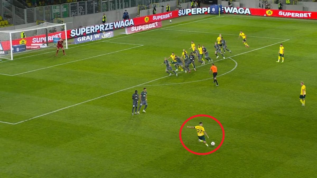 Twitter / Screen / Canal+Sport / Na zdjęciu: Bartosz Nowak strzelił pięknego gola z rzutu wolnego