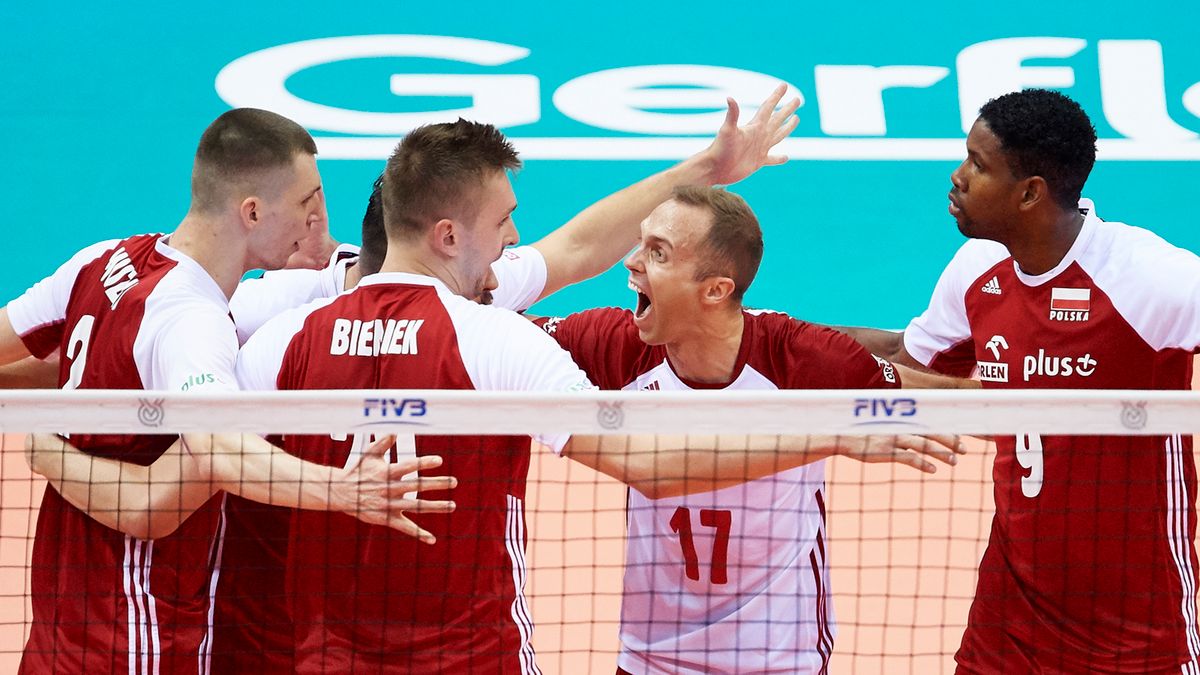 siatkarze reprezentacji Polski cieszą się podczas meczu turnieju kwalifikacyjnego do igrzysk olimpijskich z Francją
