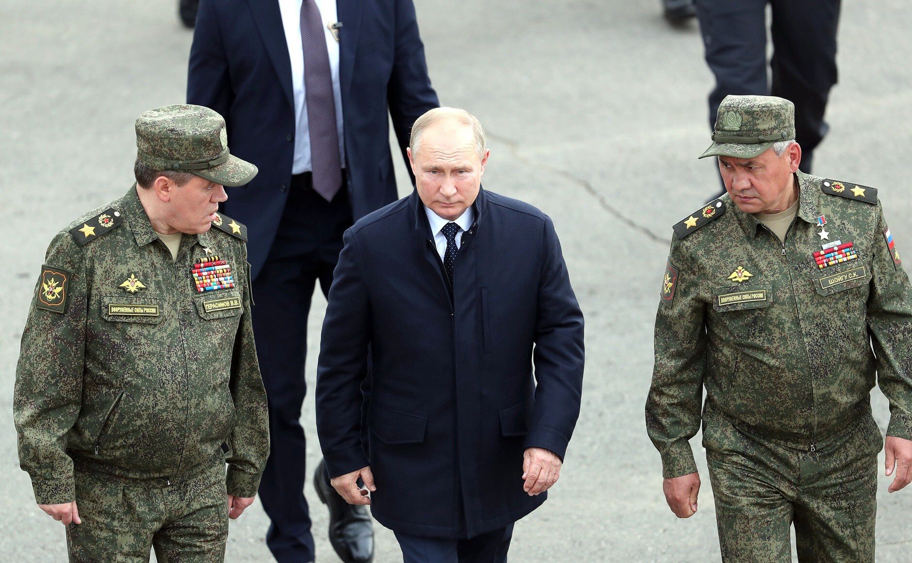 NIZHNY NOVGOROD OBLAST, RUSSIA - SEPTEMBER 13: (---EDITORIAL USE ONLY â MANDATORY CREDIT - "KREMLIN PRESS OFFICE / HANDOUT" - NO MARKETING NO ADVERTISING CAMPAIGNS - DISTRIBUTED AS A SERVICE TO CLIENTS----) Russian President Vladimir Putin observes the Zapad-2021 military exercise at Mulino range in Nizhny Novgorod Oblast, Russia on September 13, 2021. Russian Minister of Defence, Sergei Shoigu, Chief of the General Staff of the Armed Forces of Russia, Valery Gerasimov along with other military officials accompanied the president. (Photo by Kremlin Press Office / Handout/Anadolu Agency via Getty Images)