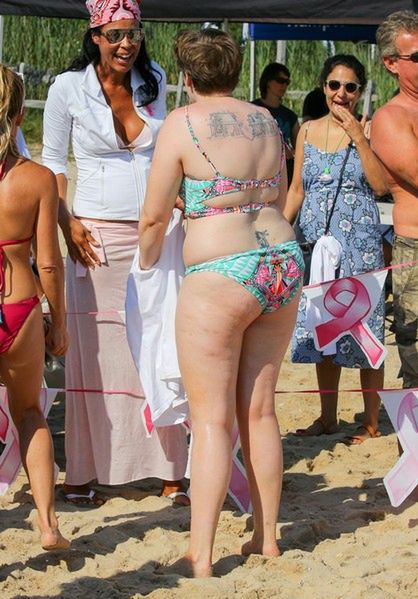 "Dziewczyny": Lena Dunham w bikini pokazuje swoje niedoskonałości