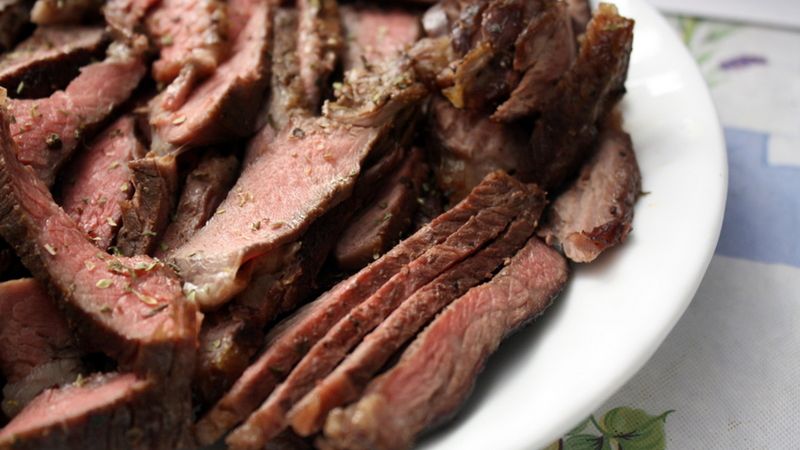 Pieczone steki z polędwicy wołowej bez kości (samo mięso, III klasa mięsa)