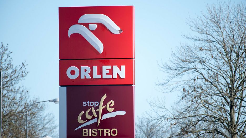 Skąd się biorą parówki na stacjach Orlenu? Niejasne powiązania niewielkiej firmy