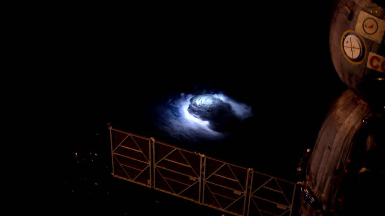 Burza z piorunami widziana z perspektywy ISS