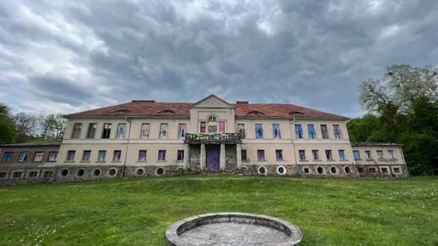 Pałac z początku XIX wieku w Owińskach. Jak wygląda w środku?