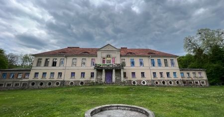 Pałac z początku XIX wieku w Owińskach. Jak wygląda w środku?