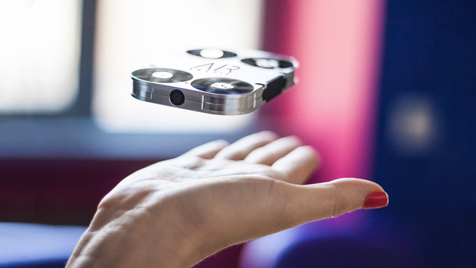 AirSelfie to malutki, kieszonkowy dron, dzięki któremu poznacie nową perspektywę robienia selfie