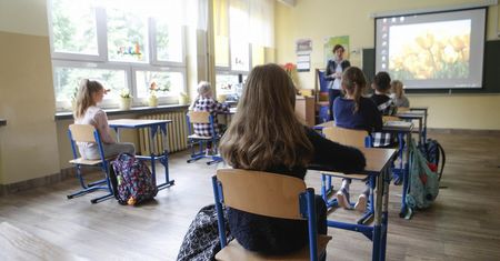 Powrót do szkoły. Prof. Włodzimierz Mazur ostrzega: powinno rozważyć się masowe testowanie nauczycieli