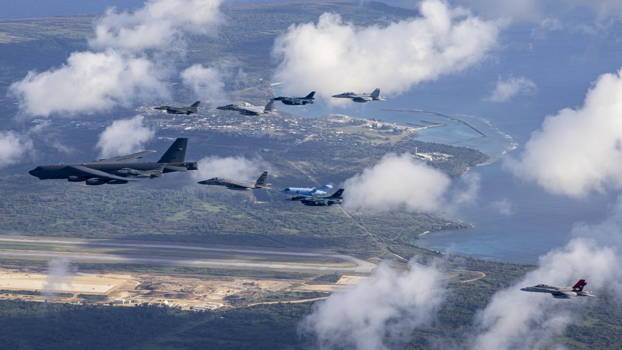 Prowadzona przez B-52 międzynarodowa formacja lotnicza w czasie ćwiczeń Cope North 24
