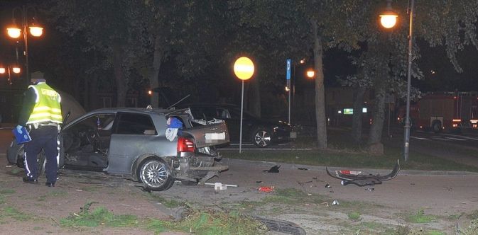 Groźny wypadek z udziałem mieszkańca powiatu opatowskiego. Wypadli z pojazdu pod wpływem uderzenia [Film]