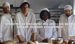 Żyd, gej, muzułmanin i uchodźcy dzielą się chlebem w kampanii "Nasz chleb powszedni"