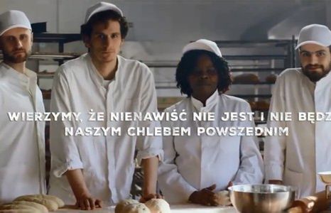 Żyd, gej, muzułmanin i uchodźcy dzielą się chlebem w kampanii "Nasz chleb powszedni"