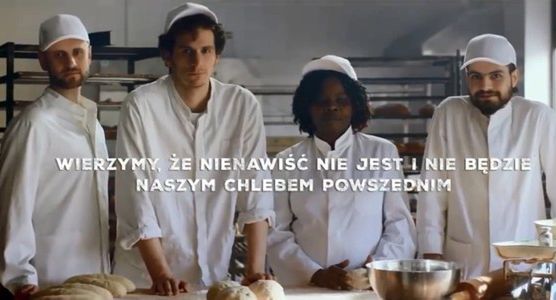 Żyd, gej, muzułmanin i uchodźcy dzielą się chlebem w kampanii "Nasz chleb powszedni"