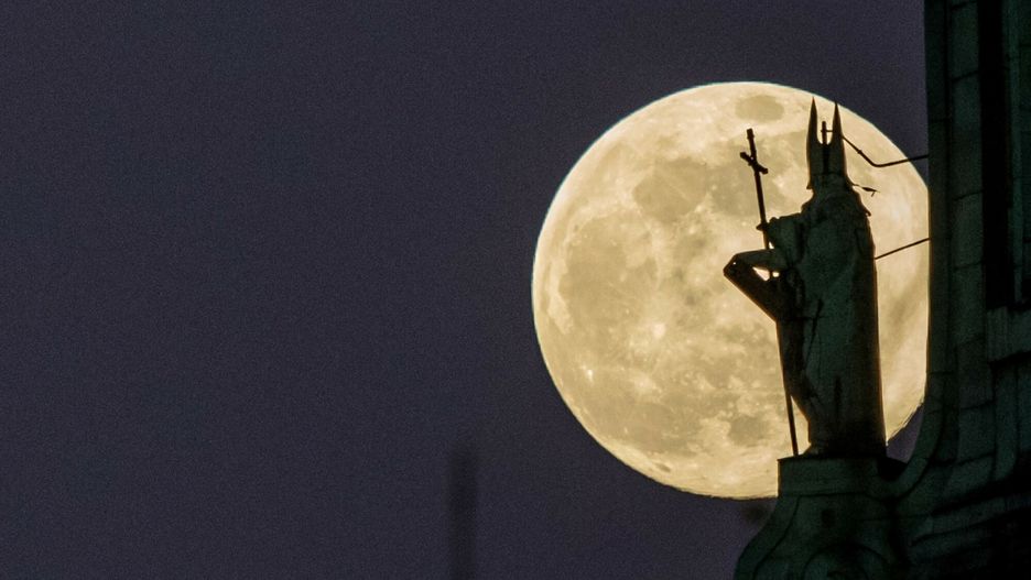 Superpełnia. Kiedy zobaczymy różowy Księżyc?