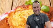 Strzelczyk zanurza chleb i kładzie na patelni. Przed laty takie śniadanie było w każdym domu, dziś już zapomniane