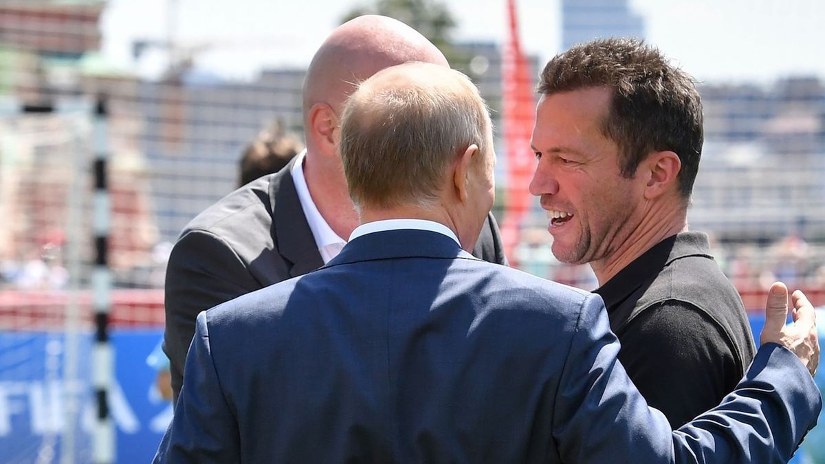 Lothar Matthaeus (z prawej) wraz z Władimirem Putin (tyłem) oraz Gianni Infantino