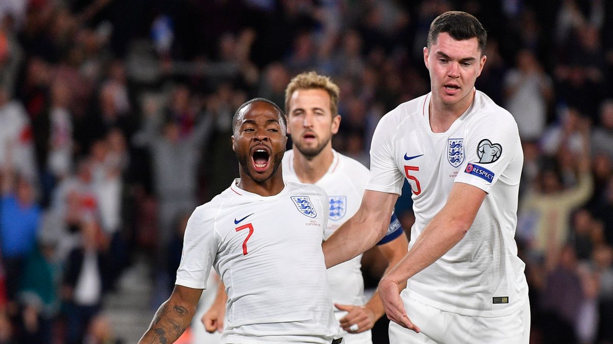 PAP/EPA / NEIL HALL / Na zdjęciu: Raheem Sterling (z lewej)