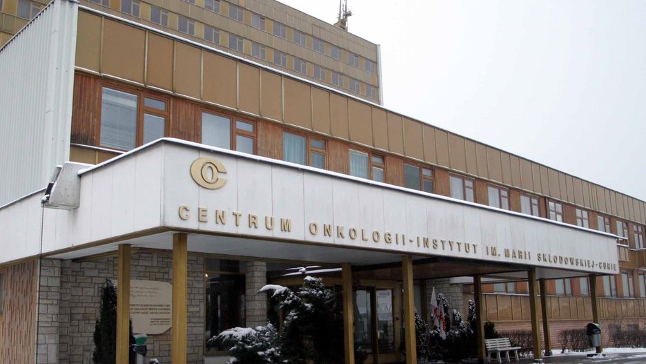Warszawa. Przed centrum ustawiła się duża kolejka