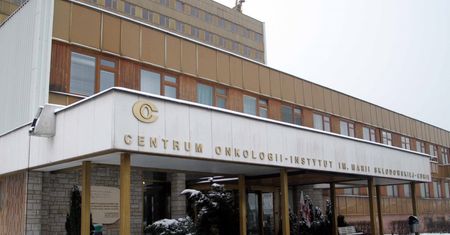 Warszawa. Przed Centrum Onkologii ogromna kolejka. Żołnierze kierują ruchem