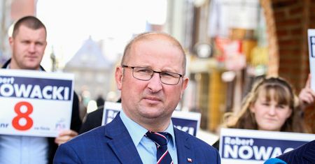 Od fikcyjnego etatu w TVP do władz PiS. Spytaliśmy, czy oddał pieniądze od telewizji