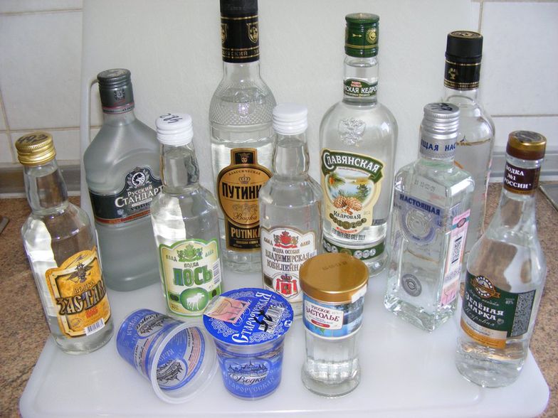 Rosjan nie stać na legalny alkohol. Wybierają nawet płyn na porost włosów