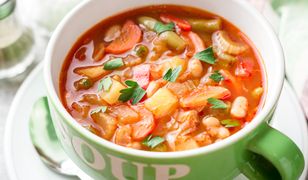 Letnia zupa minestrone z pęczakiem