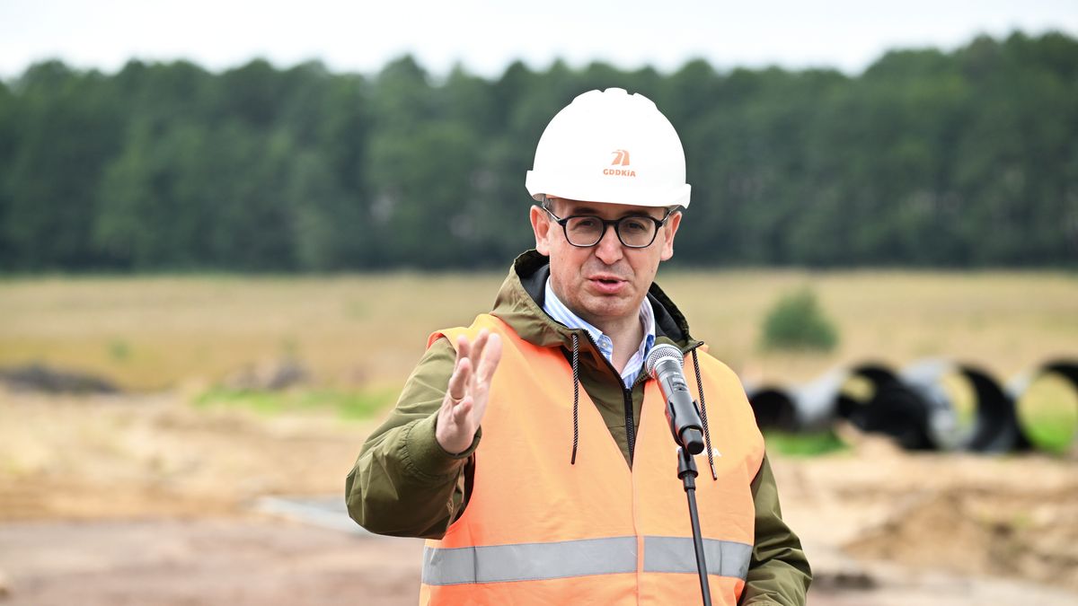 Gajówka, 25.09.2026. Minister infrastruktury Dariusz Klimczak na briefingu prasowym na placu budowy drogi krajowej do przyszłej elektrowni jądrowej, 25 bm. w Gajówce. (ad) PAP/Andrzej Jackowski