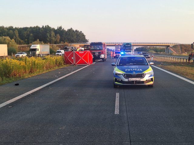 Tragiczny wypadek na S17 w kierunku Lublina. Dwie osoby nie żyją, trzy ranne, ruch nadal kierowany jest na objazd (zdjęcia)