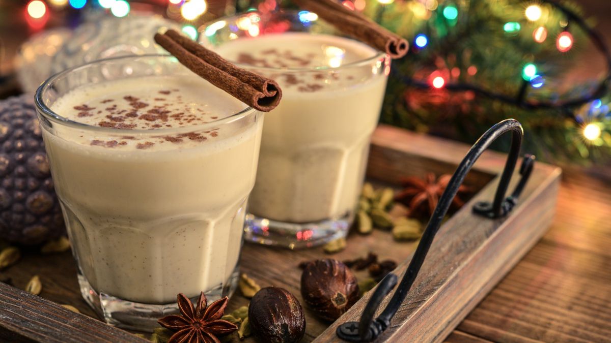 Eggnog – kremowy napój z mleka i jajek