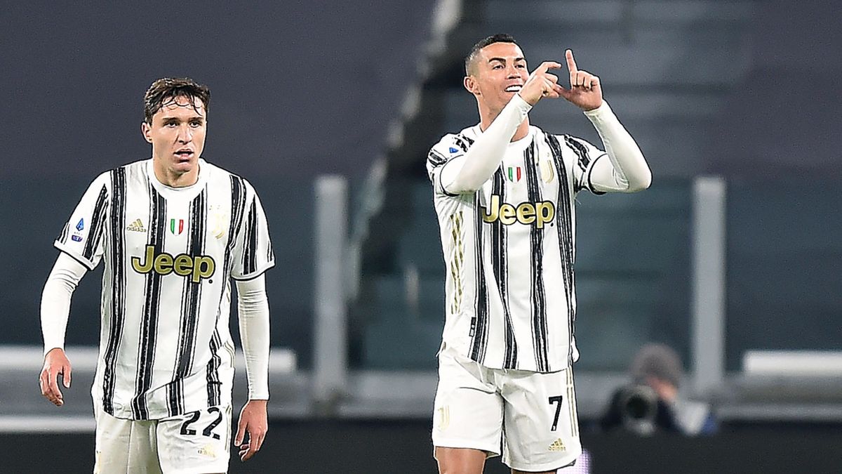 PAP/EPA / ALESSANDRO DI MARCO / Na zdjęciu: Cristiano Ronaldo cieszy się z bramki