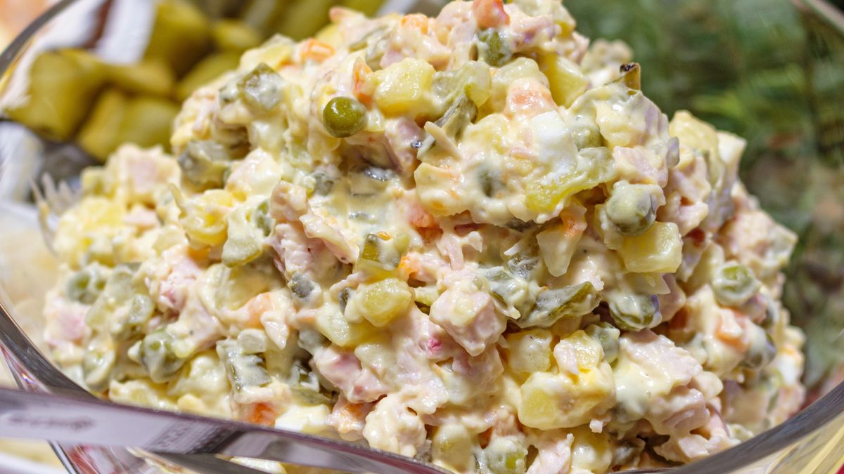 Nie zapomnij dodać do sałatki łyżkę chrzanu