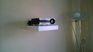 projektor na jednej ścianie