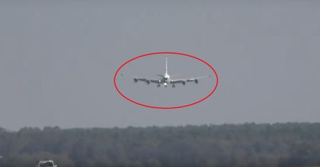 Przerażające lądowanie samolotu szpiegowskiego RC-135. Maszyna wracała właśnie z misji [WIDEO]