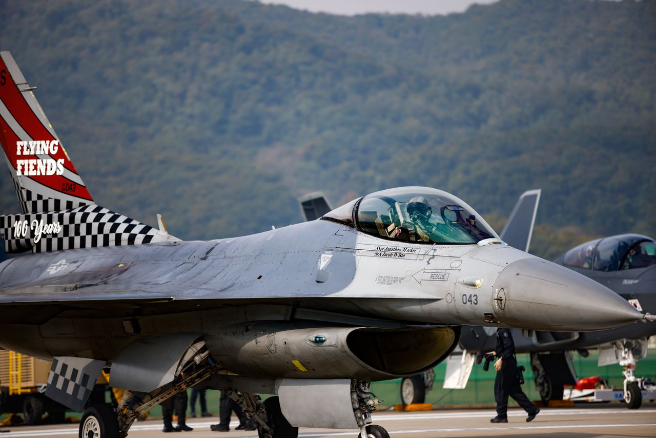 An US Air Force General Dynamics F-16 Fighting Falcon