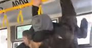 "Siłownia" w autobusie. Tak chce zdobyć popularność w sieci