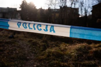 Więzień zaczął uciekać policjantowi, został postrzelony. Nie żyje