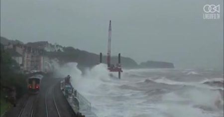 Potężny sztorm uderza w linię kolejową w Dawlish