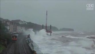 Potężny sztorm uderza w linię kolejową w Dawlish