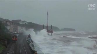 Potężny sztorm uderza w linię kolejową w Dawlish