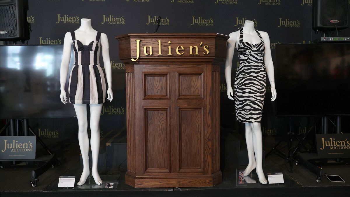 BEVERLY HILLS, CALIFORNIA - NOVEMBER 01: Personal items belonging to the late Amy Winehouse on display at Julien's Auctions on November 01, 2021 in Beverly Hills, California. (Photo by Kevin Winter/Getty Images)