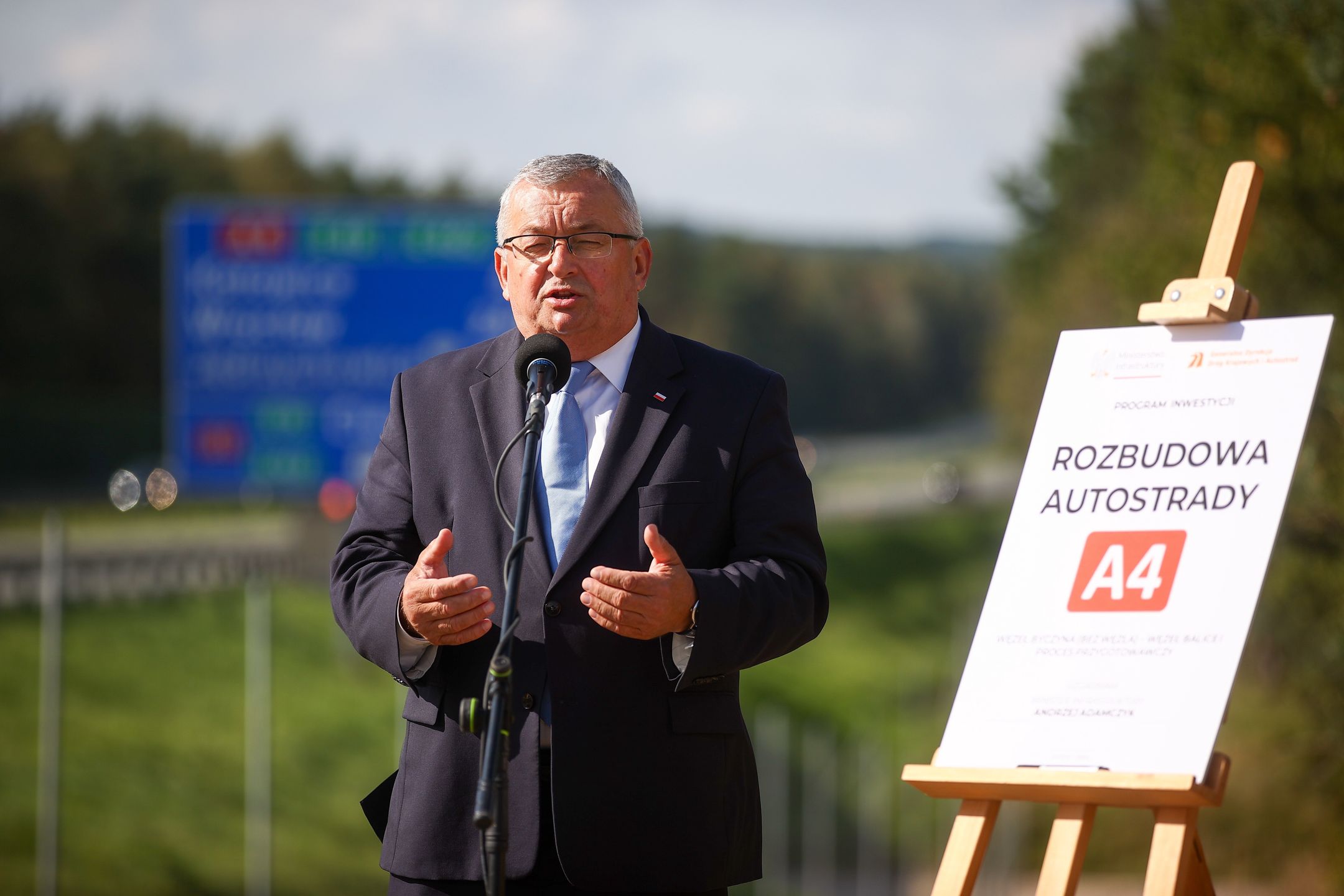 Rudno, 06.10.2023. Minister infrastruktury Andrzej Adamczyk podczas konferencji dotyczącej rozbudowy autostrady A4, 6 bm. w miejscowości Rudno. (amb) PAP/Łukasz Gągulski
