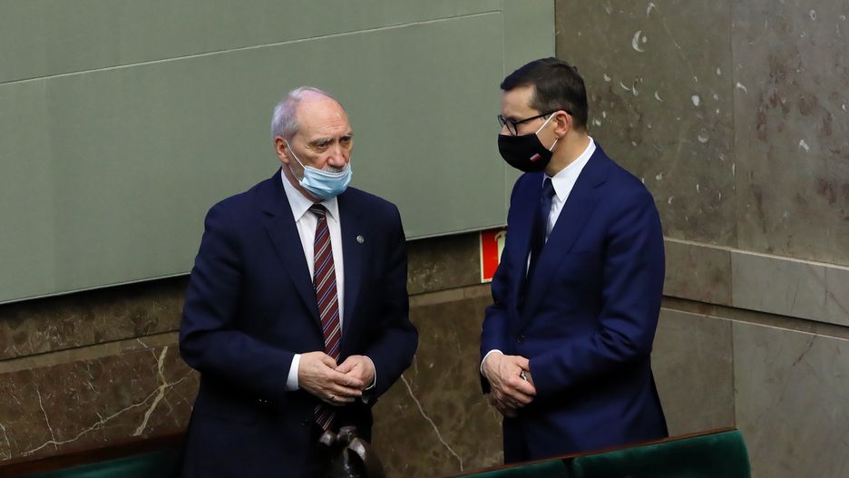 Afera e-mailowa. Spór w rodzinie? Ostro o Macierewiczu: "Coraz gorsza kondycja i styl" 