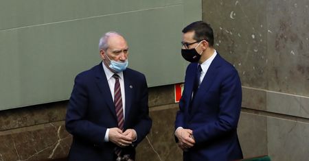 Afera e-mailowa. Tak pisał Dworczyk o Macierewiczu? "Coraz gorsza kondycja i styl"