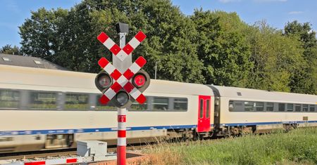 Tragedia na przejeździe kolejowym. Samochód wjechał w pociąg