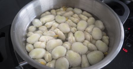 Dodaj do gotowania bobu. Podbija smak i skutecznie zapobiega wzdęciom