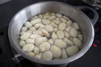 Dodaj do gotowania bobu. Podbija smak i skutecznie zapobiega wzdęciom